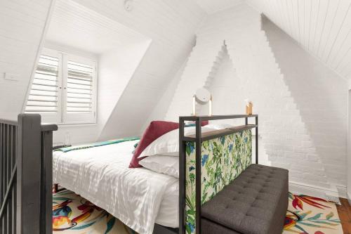 悉尼The Mosaic - Terrace Charm meets the Local Scene的白色的卧室设有床和窗户