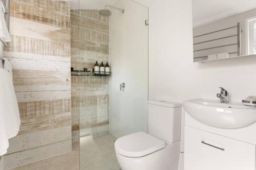悉尼The Mosaic - Terrace Charm meets the Local Scene的白色的浴室设有卫生间和水槽。