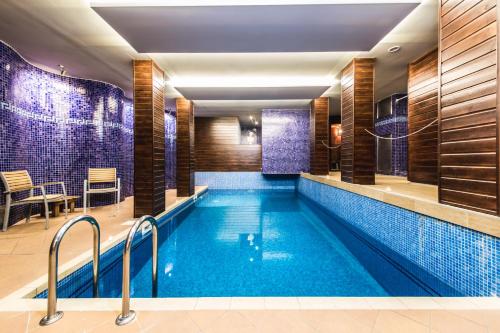 科希策布里斯托尔精品酒店的一家设有餐厅的酒店的游泳池