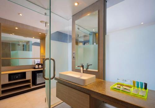 勒吉安Solia Legian Bali的一间带水槽和镜子的浴室