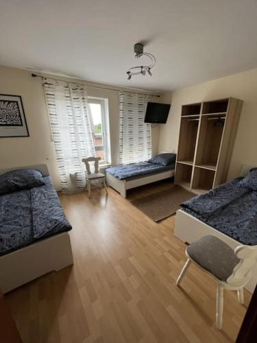 门兴格拉德巴赫MG06 Schickes Apartment in Zentrumsnähe的一间设有两张床和电视的房间