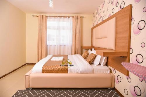 纳库鲁Havan Furnished Apartment-Milimani N9的一间卧室设有两张床和大窗户
