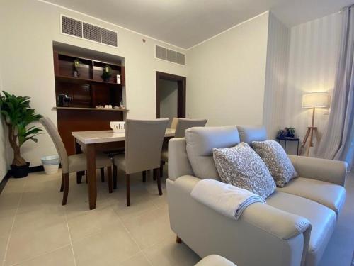 阿卜杜勒国王经济城Marina Deluxe 2, family only的带沙发的客厅和用餐室