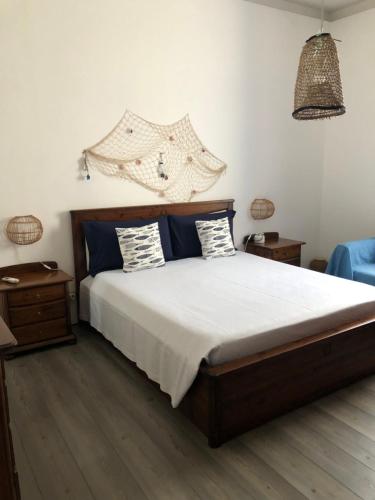 圣维托罗卡波Casa Marietta的一间卧室配有一张带蓝色枕头的大床