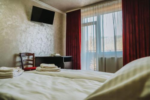沃尔托普Paradise Point的酒店客房设有床和窗户。