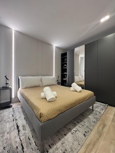 奥尔比亚2 Room Suite Monte Nero- Best price vs quality-Fully equipped & renovated- City Centre的一间卧室配有一张大床和两个枕头