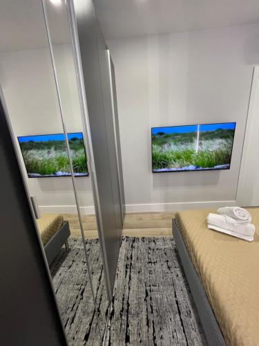 奥尔比亚2 Room Suite Monte Nero- Best price vs quality-Fully equipped & renovated- City Centre的卧室设有2扇窗户、1张床和地毯。