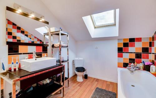南希CHAMBRE AU CENTRE VILLE TRES COSY的浴室配有盥洗盆和浴缸。