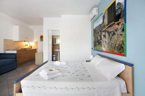 斯培西亚gli ulivi di montalbano 1的一间卧室配有带毛巾的床