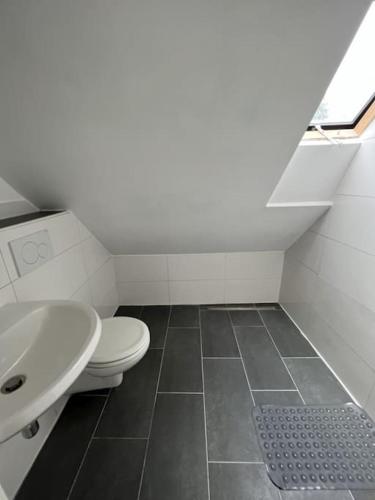 门兴格拉德巴赫MG14 Schönes Monteur Apartment für 3 Personen的一间带卫生间和水槽的浴室