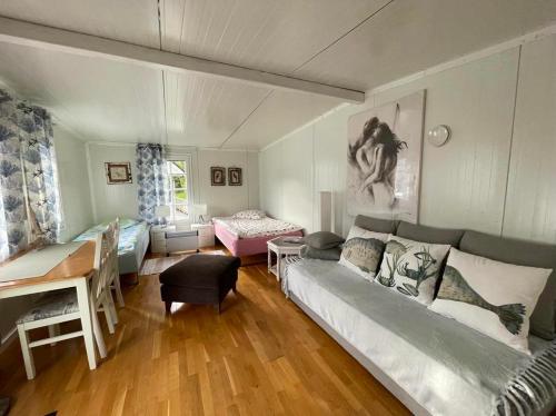 奥勒松Ålesund New Guesthouse的客厅配有沙发和桌子
