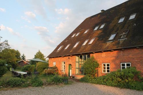 GömnitzDas Abendrote Haus的一座大型红砖建筑,有屋顶