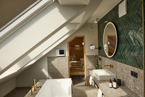 韦斯特兰DAS LORNSEN - Serviced Luxury Apartments的一间带水槽和镜子的浴室