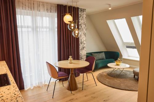 韦斯特兰DAS LORNSEN - Serviced Luxury Apartments的客厅配有桌椅和沙发