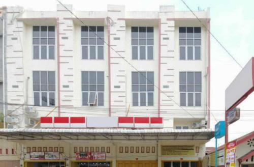 棉兰RedDoorz At Jalan Japaris Medan的一座白色的大建筑,上面有窗户