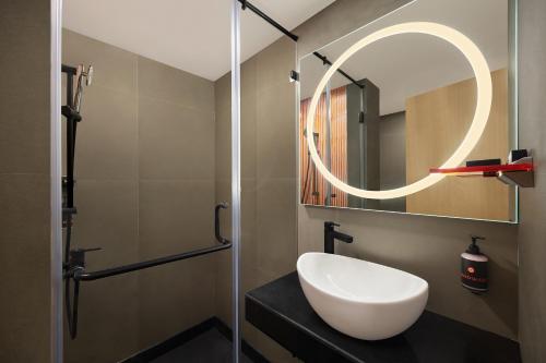 贾姆谢德布尔姜杰姆斯普尔酒店的一间带水槽和镜子的浴室