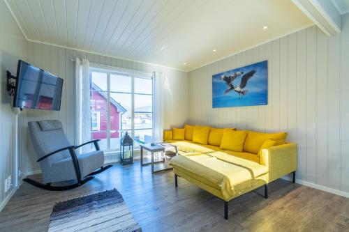 SennesvikUre Lodge的客厅设有黄色沙发和电视