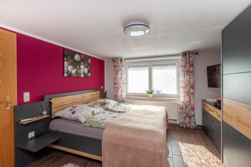 皮尔纳Fewo Schuch的一间卧室配有一张床和紫色的墙壁