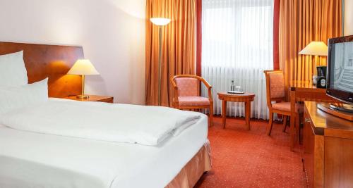 萨尔布吕肯贝斯特韦斯特维克多罗登霍夫住宅酒店的酒店客房配有一张床和一张带电脑的书桌