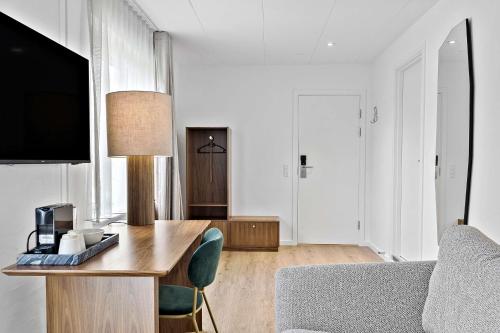 腓特烈港赫尔曼班戈贝斯特韦斯特酒店的客厅配有桌子和沙发