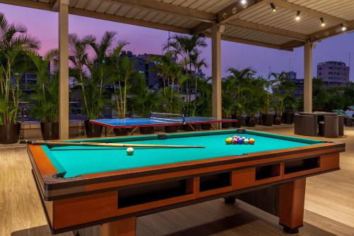 瓜亚基尔Grand Hotel Guayaquil, Ascend Hotel Collection的带游泳池的客房内的台球桌