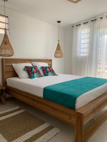 德赛Gite Ti Bali的一间卧室配有一张带枕头的大型木制床。