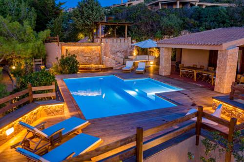 帕拉迪索海岸Costa Paradiso Resort的一个带甲板和游泳池的后院游泳池