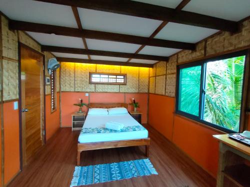 锡亚顿正佳别墅度假村 的小房间设有床和窗户