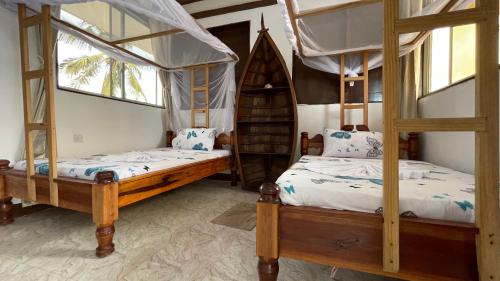 南威Aquarium Beach House的一间卧室设有两张双层床和一扇窗户。