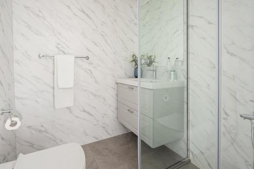 迪拜Frank Porter - Continental Tower的白色的浴室设有水槽和淋浴。