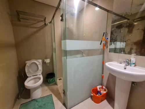 万隆2BR El Royale Apartement Braga的带淋浴、卫生间和盥洗盆的浴室