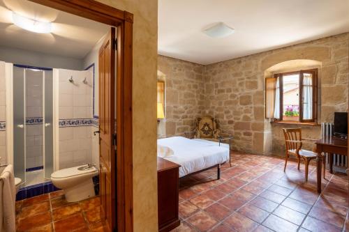 阿坝洛斯阿巴洛斯别墅酒店的一间卧室设有一张床和一间浴室。