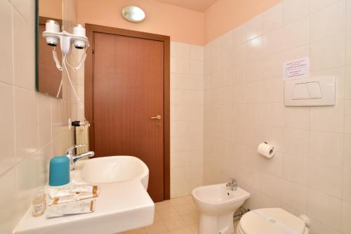AglianaVILLARTE的浴室配有白色卫生间和盥洗盆。