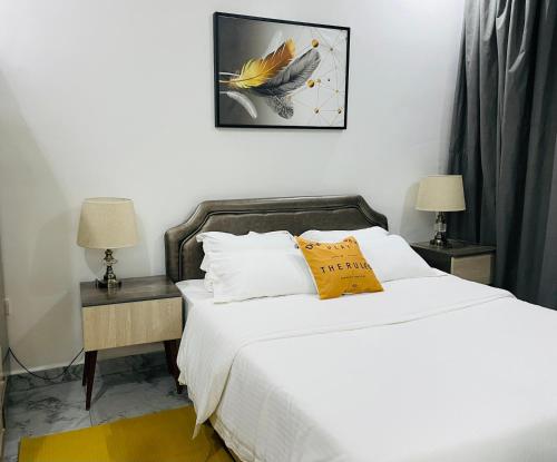 基加利White villa apartment的一间卧室配有一张黄色枕头的床