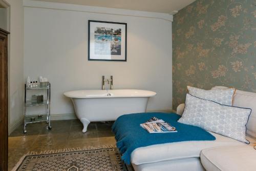 皮克林白天鹅酒店的一间带浴缸和沙发的客厅