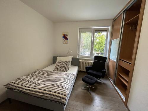 布热茨拉夫Fintajslova的一间小卧室,配有一张床和一把椅子