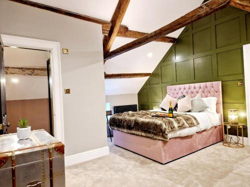 普雷斯顿The Cruck的一间卧室设有粉红色的床和绿色的墙壁