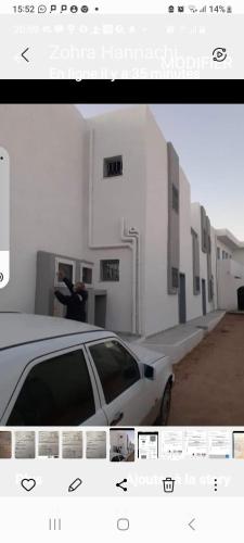 乌姆苏克Residence djerba 3的停在大楼前的一张汽车照片