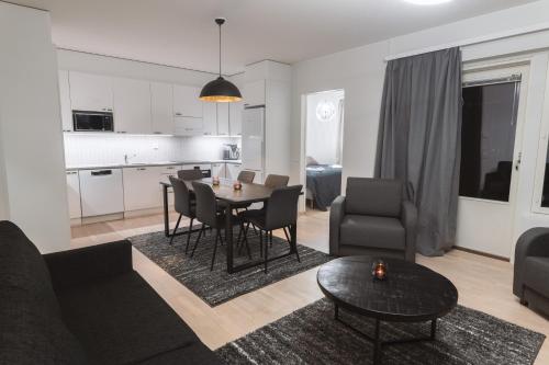 罗瓦涅米Apartment Malla的客厅以及带桌椅的厨房。