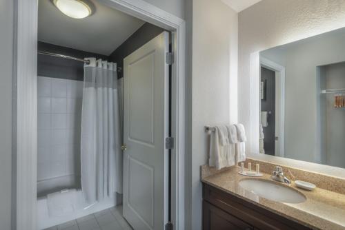 华盛顿Residence Inn by Marriott Washington, DC National Mall的一间带水槽、淋浴和镜子的浴室