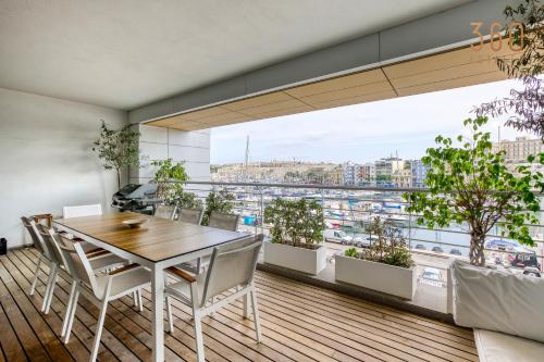 Taʼ XbiexElegant, spacious LUX home with Mesmerising Views by 360 Estates的一间享有城市美景的用餐室