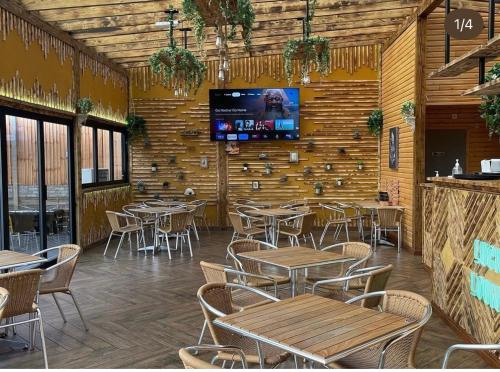 ParksideGulson Estates B&B的一间带桌椅的餐厅以及墙上的电视