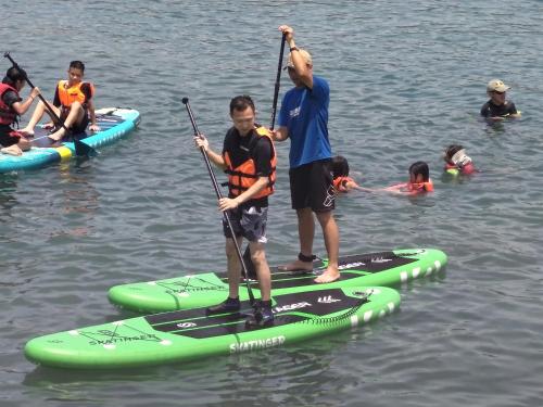 成功镇蓝洋绿艺创作坊的一群人,在水中划桨板