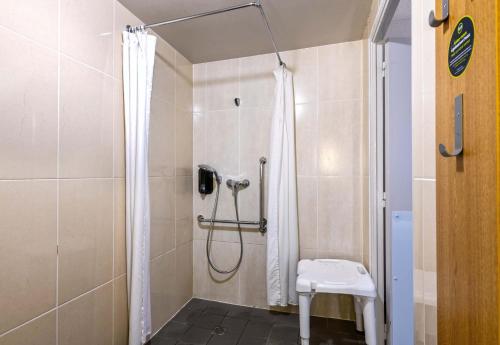 布雷斯特B&B HOTEL Brest Kergaradec Aéroport Gouesnou的带淋浴和浴帘的浴室