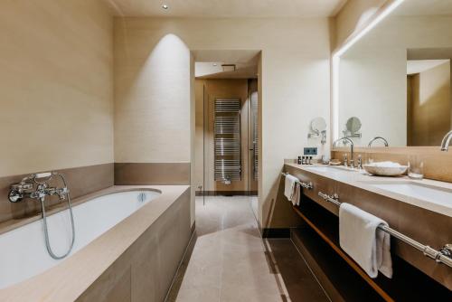 安德纳赫Hotel PURS的带浴缸和盥洗盆的浴室