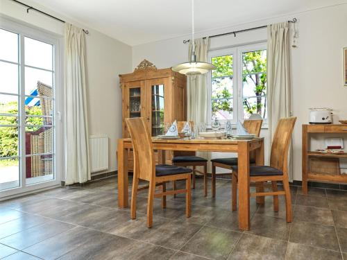 KaltenhofBernsteinhof的一间带木桌和椅子的用餐室