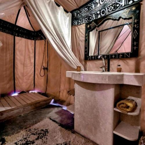 梅尔祖卡Sahara Luxury Glamping的帐篷内的浴室设有水槽和镜子