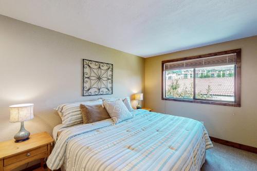 奇兰Lake Chelan Shores: Sandy Beach Delight #1-5的一间卧室设有一张大床和一个窗户。