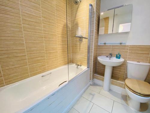 波特兰Olympic Village Home - Victory的浴室配有卫生间、盥洗盆和浴缸。