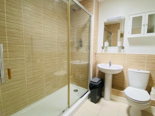 波特兰Olympic Village Vela - Portland的带淋浴、卫生间和盥洗盆的浴室